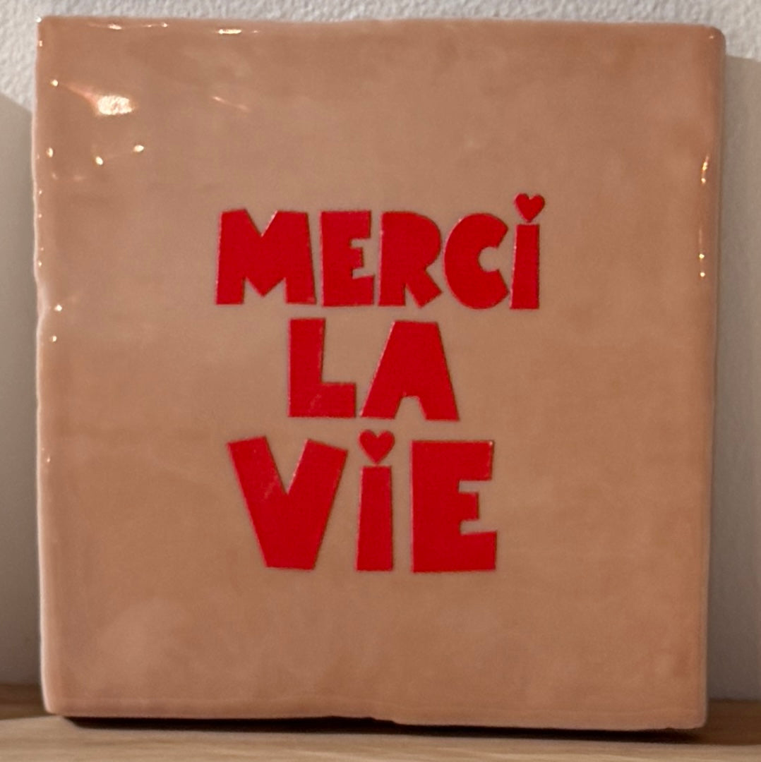 Tegeltje: Merci LA VIE
