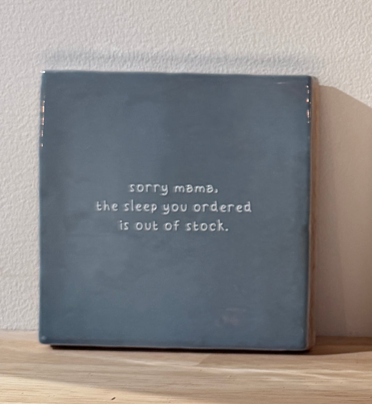 Tegeltje: "Sorry mama, the sleep you ordered is out of stock"