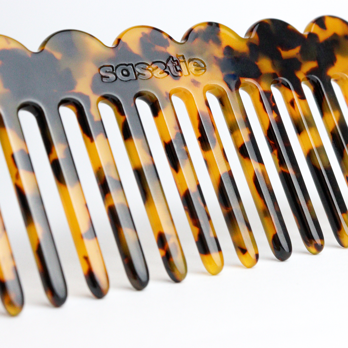 Haaraccessoire - De gebogen kam in donker luipaardpatroon